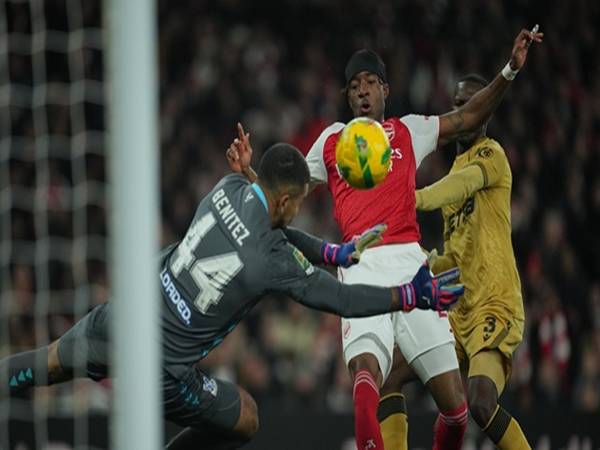 Bóng ma tháng 12 quay lại Emirates