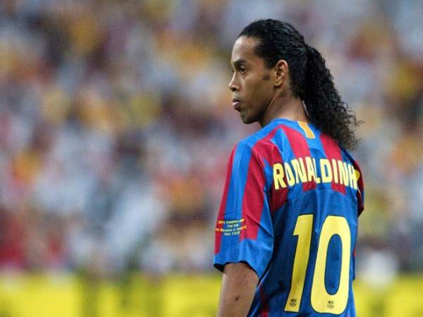 Ronaldinho số áo bao nhiêu tại Barca, PSG và Brazil