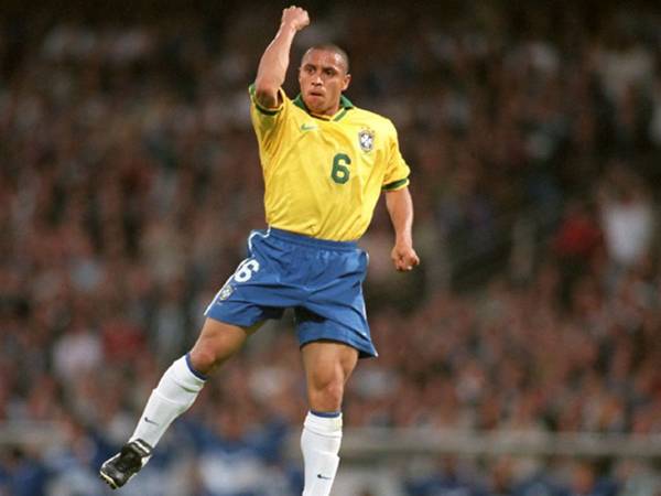 Roberto Carlos số áo mấy tại đội tuyển Brazil?